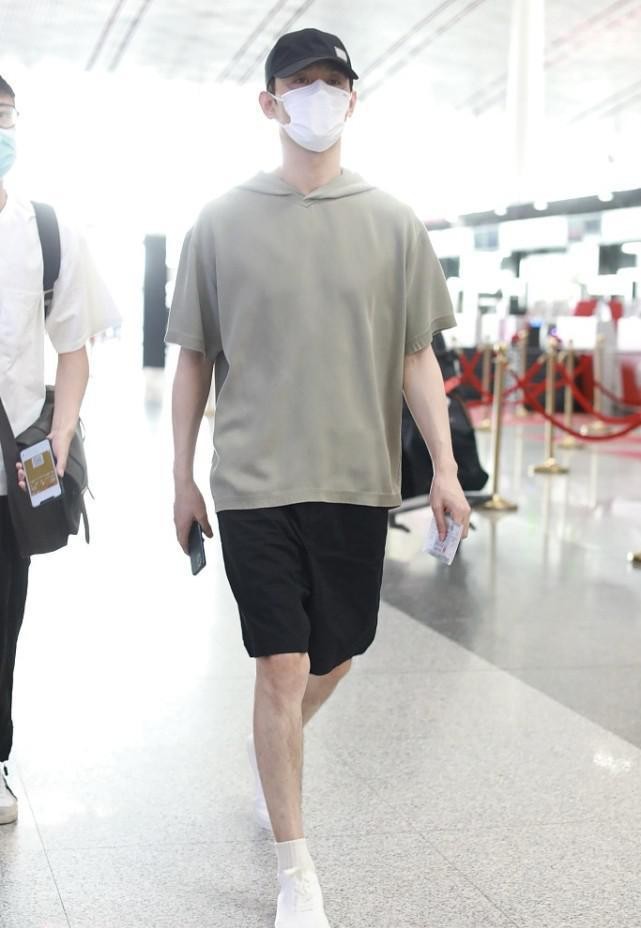 王凯的型男气质抹不掉，白色T恤配束脚裤穿，身材真是没啥挑剔的