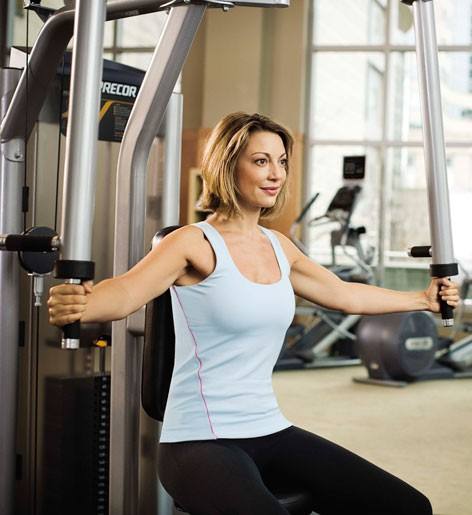 健身器械夹胸机如何使用,健身一体式器械夹胸