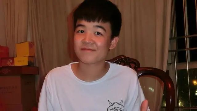 变形计杨桐网红现状,变形计戴眼镜杨桐现状