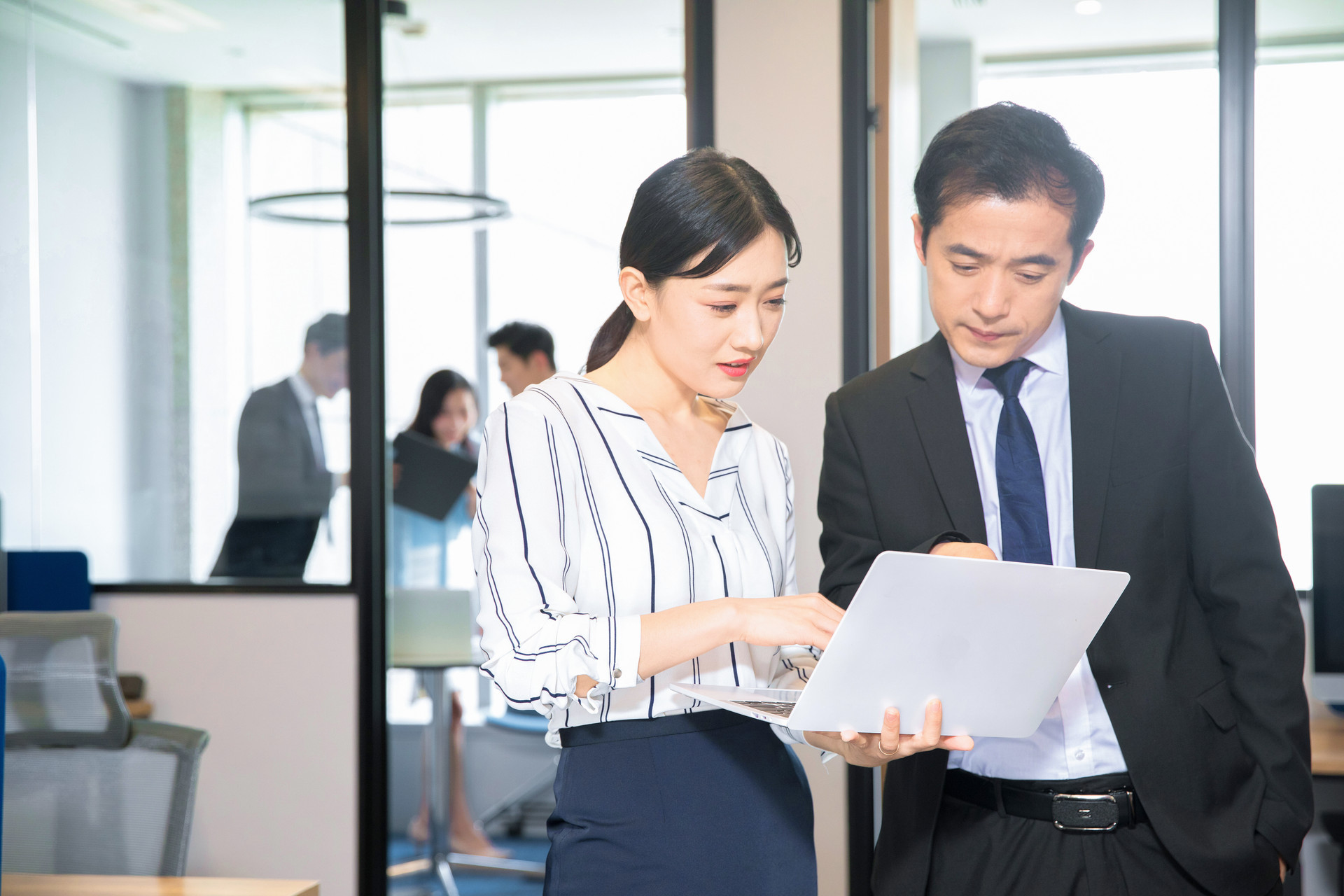 越是无知的人越相信绝对的存在,达克效应的思维是什么