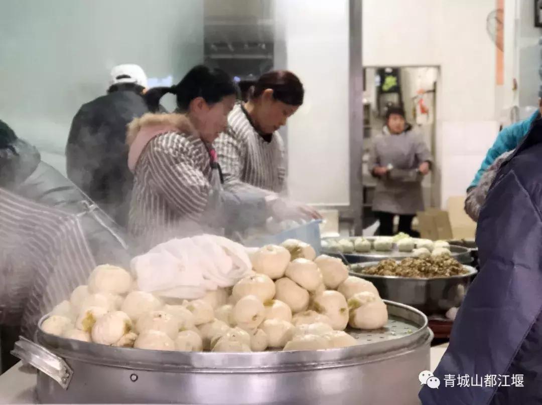 “老板儿，来十个包子，肉的哈~”都江堰人的早晨从这口油滋滋开始，这8家包子店，你最钟意哪家？