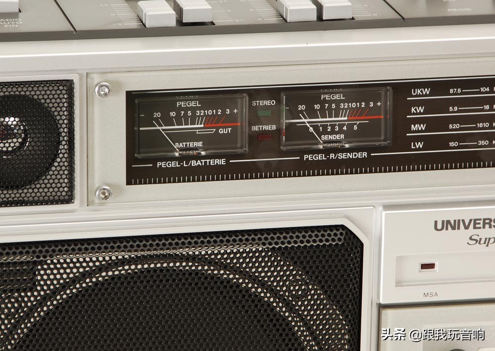这是一款德国进口UniversumCTR2605便携式音响收音机录音机