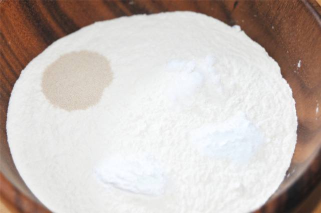 小苏打食用碱酵母哪个发面好,食用碱和小苏打的成分都是什么