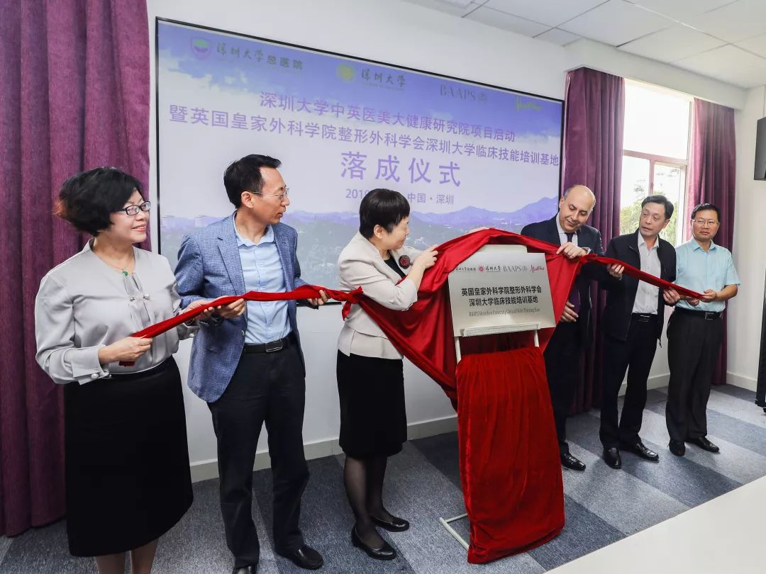 外面小作坊整容“车祸”太闹心,深圳公立医院请来英国最牛“外貌协会”