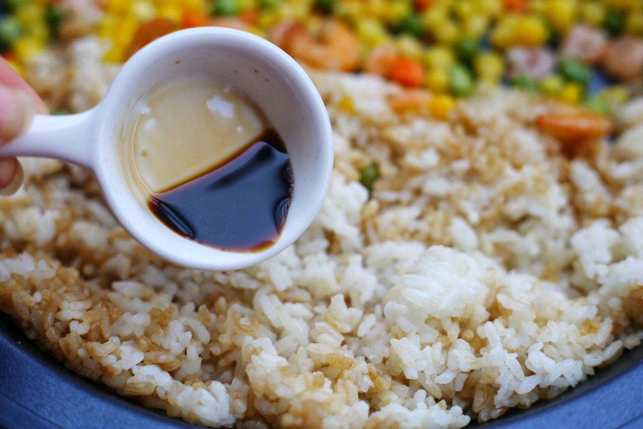 椰香虾仁炒饭教学视频,泰式椰子虾仁炒饭