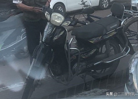 长春一女子停车遭店家多人谩骂,店门口公路停车被店主驱赶