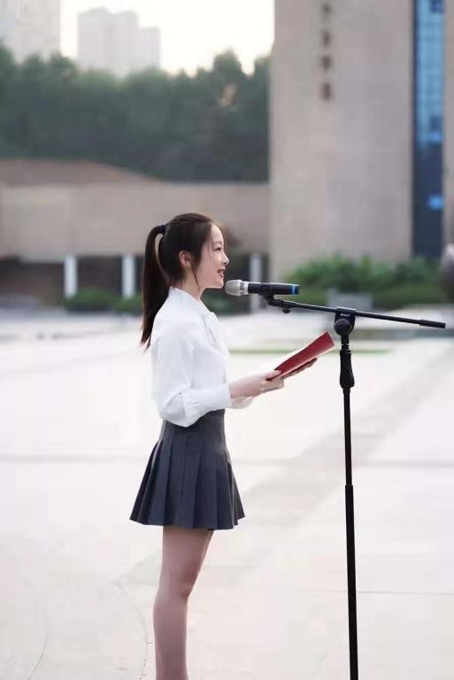 陕西00后女神学霸：少年班天才，创办个人电台，颜值高、成绩更高！