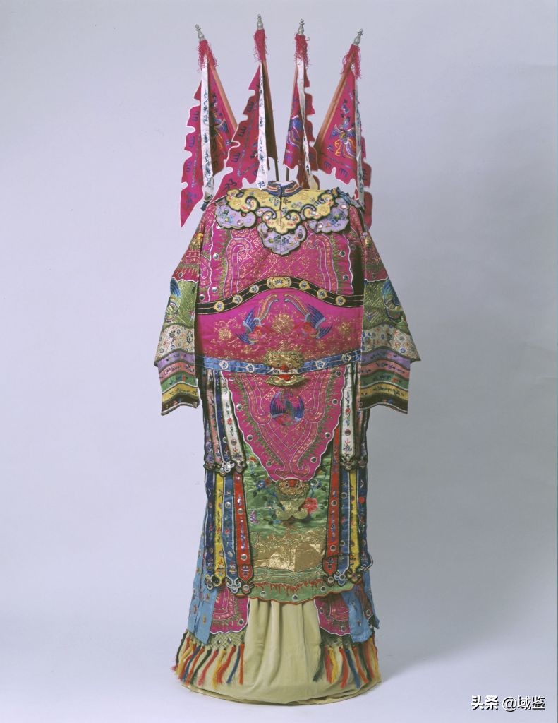 动辄数十万的京剧戏服，写满了中国故事
