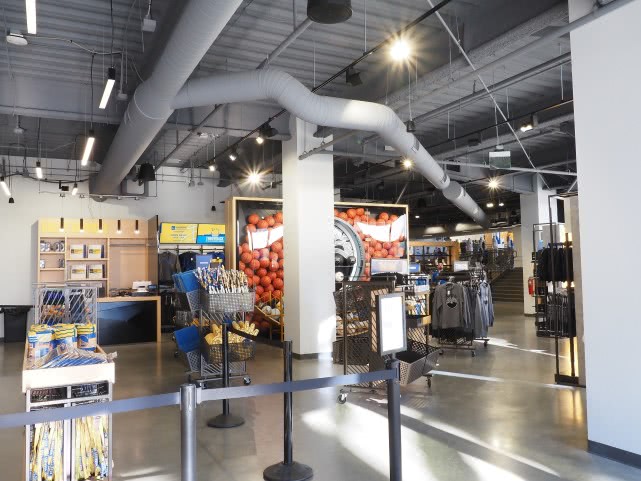 停赛后的NBA球馆啥样子？馆内空无一人，门口只有清洁工与游客