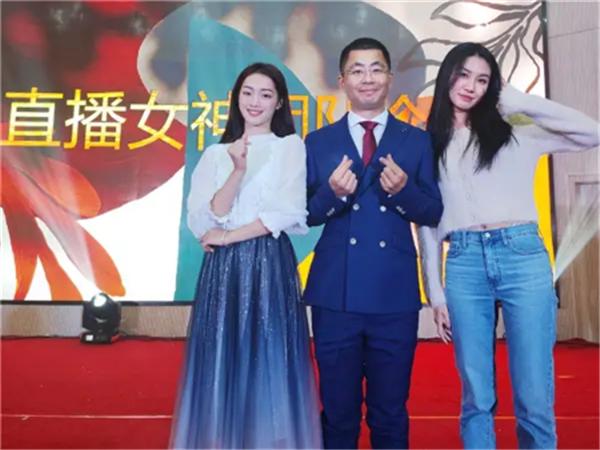 娑涘摜闈掑矝澶уЖ鐩存挱,闈掑矝娑涘摜鐩存挱甯﹁揣