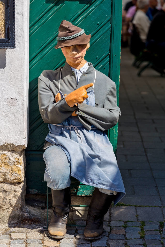 14岁少年摆地摊8天挣两万,男子两小时摆摊赚1500