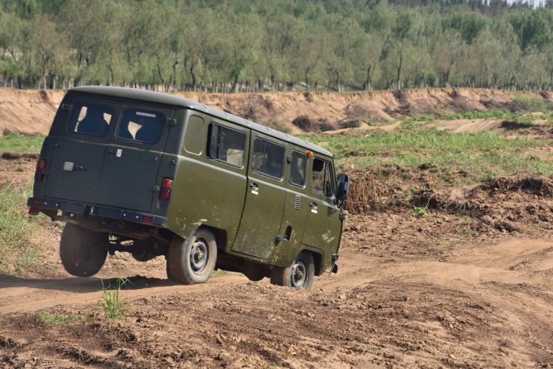 忘了三菱得利卡吧，我开“越野小面包”给你治肾结石