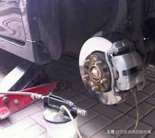 汽车刹车灯一直亮,刹车灯什么时候亮