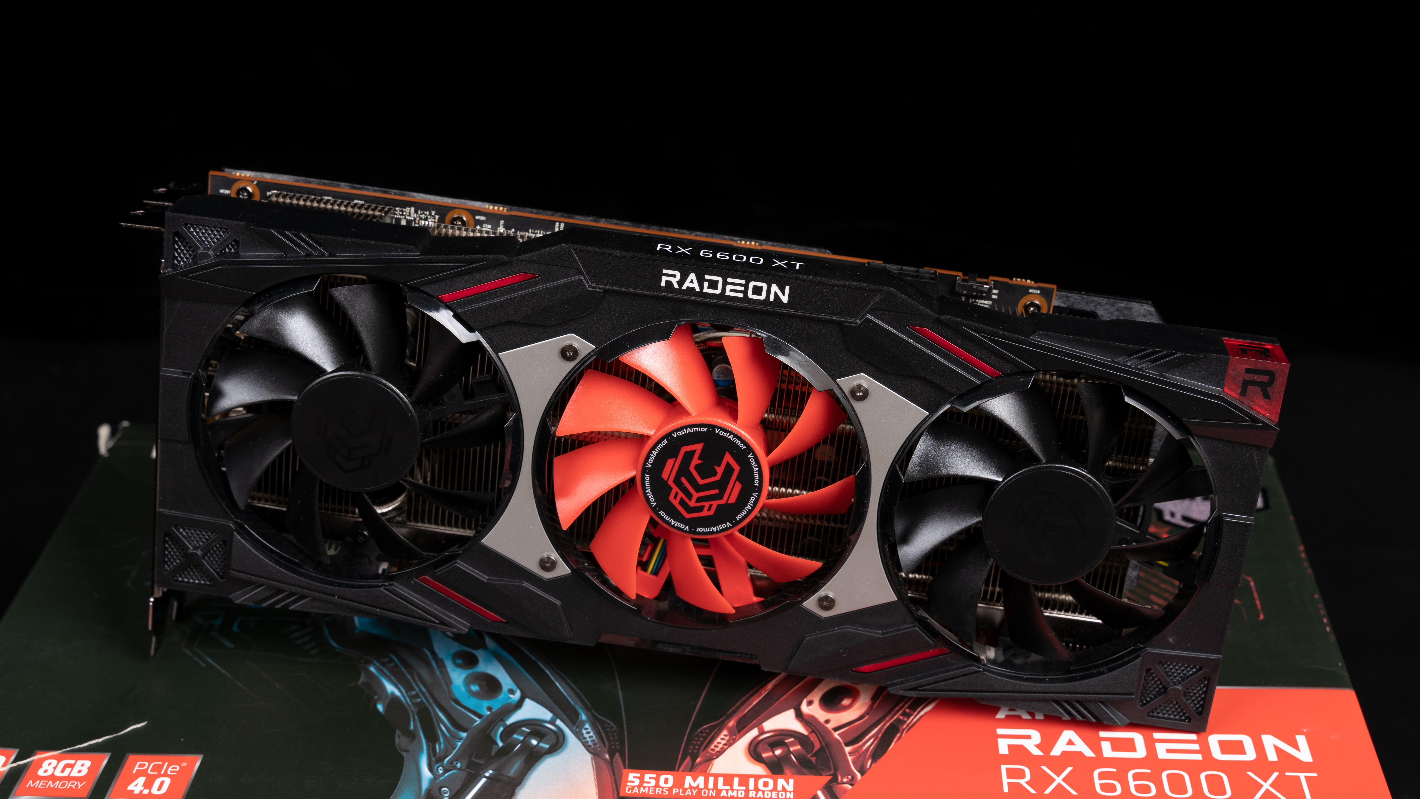 全新AIB厂商？瀚铠RX6600XT合金显卡+宙斯盾Z5开箱快测