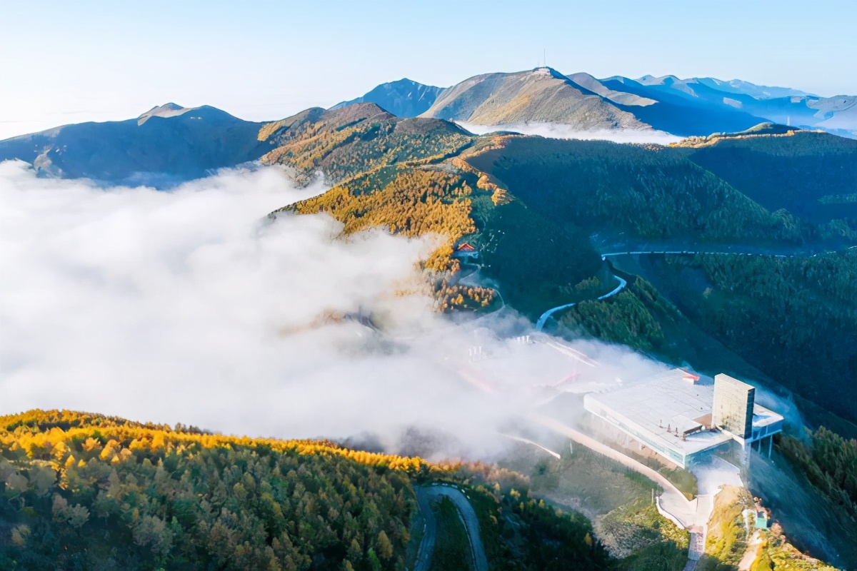 毛主席登上六盘山后,写下一首《清平乐》,全词大气磅礴雄浑豪放