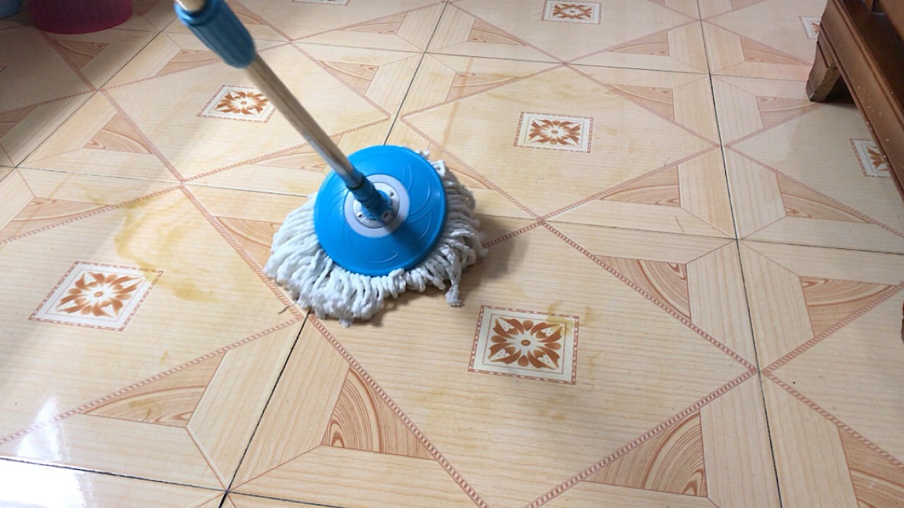 清水拖地干净不留水渍,怎样拖地地板才会干净又亮
