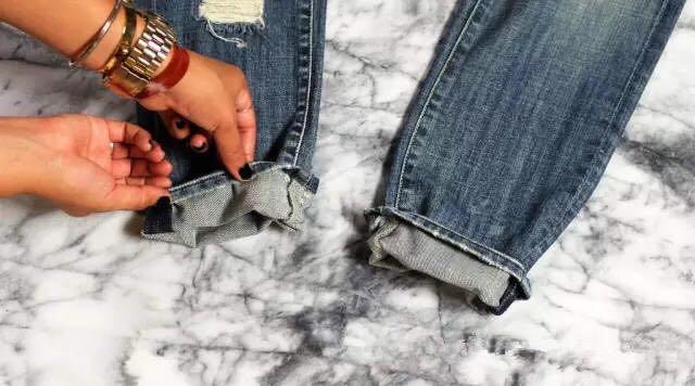 牛仔裤卷裤脚的做法,牛仔裤高帮鞋怎么卷裤脚