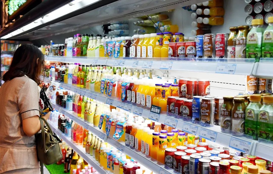 年轻人还喝饮料吗,喝瓶装果汁