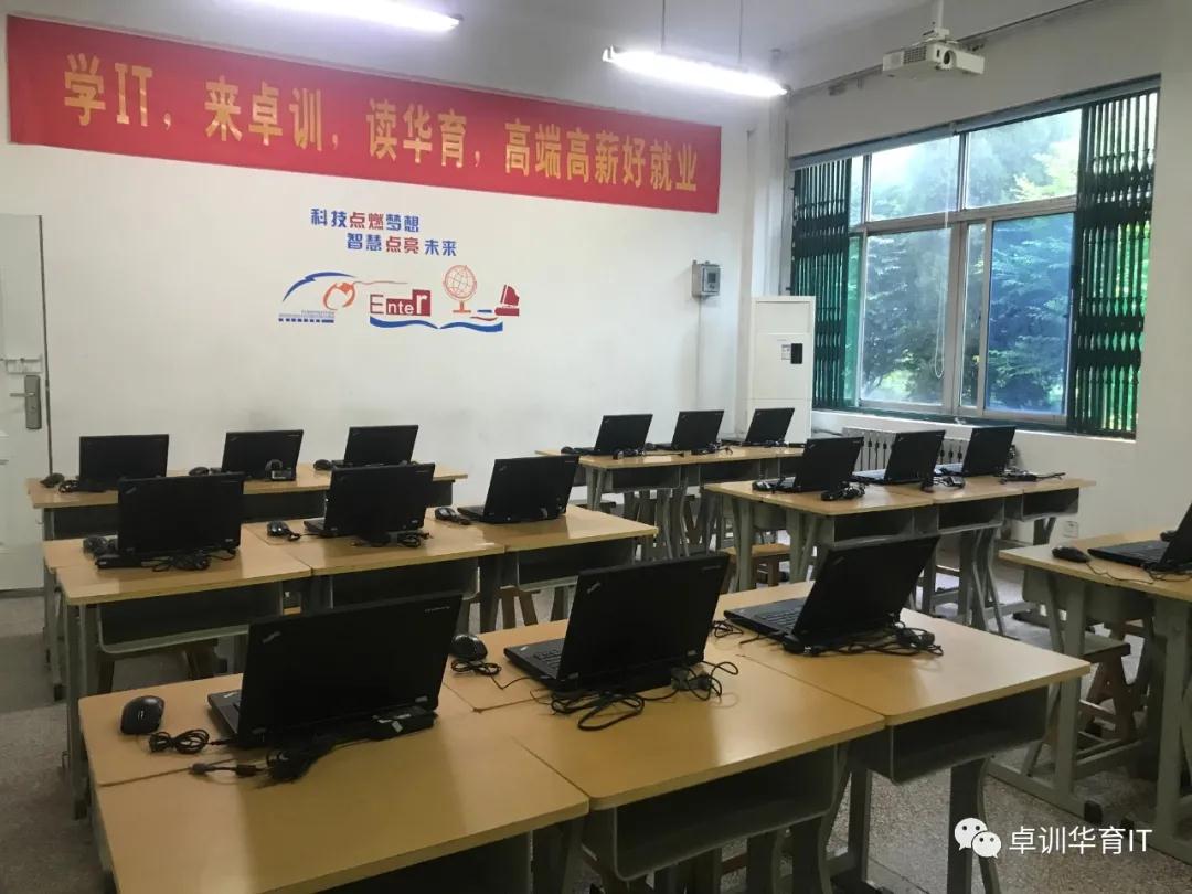 「金秋收获季」卓训华育IT学生网站汇报展示