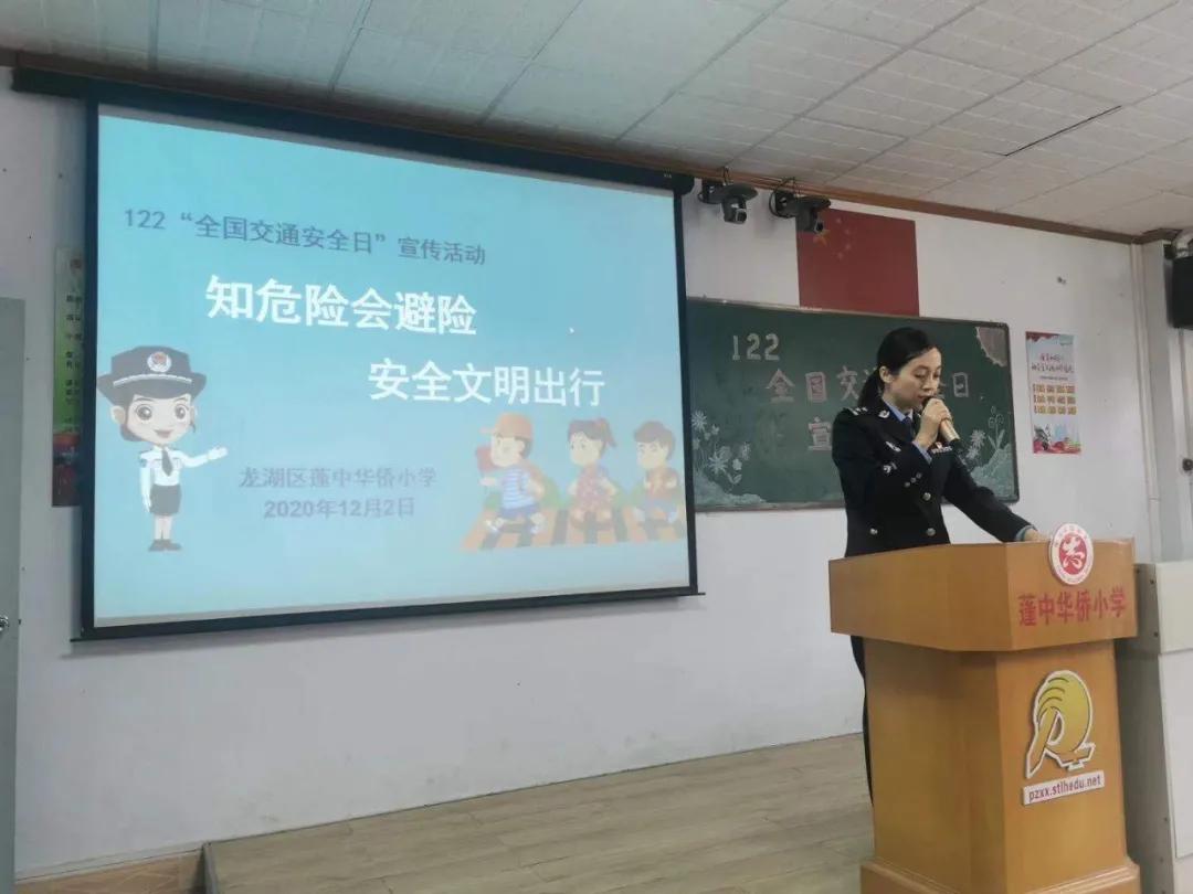 警花带你学交规哪4个时间要记住,警花带你学交规上学请走斑马线