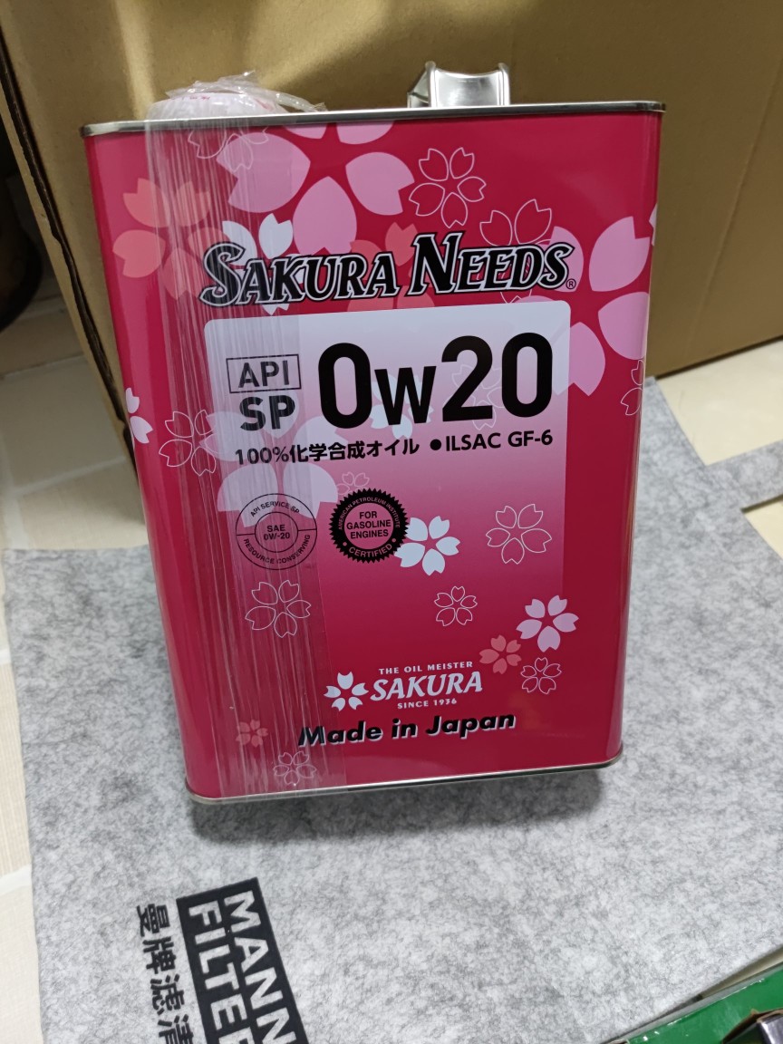 小伙喜提爱车保养爱车,小伙在家保养汽车