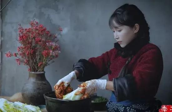 李子柒“泡菜视频”遭韩国网友*攻围**谩骂：中国人全是小偷吗