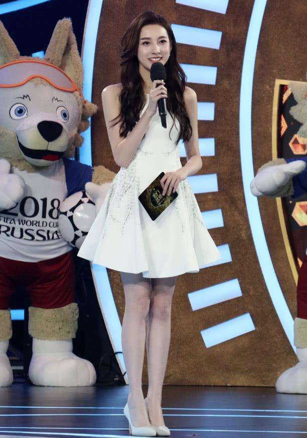 她是央视最美足球主播！曾因泳衣滑落引发争议！霸气回应令人钦佩