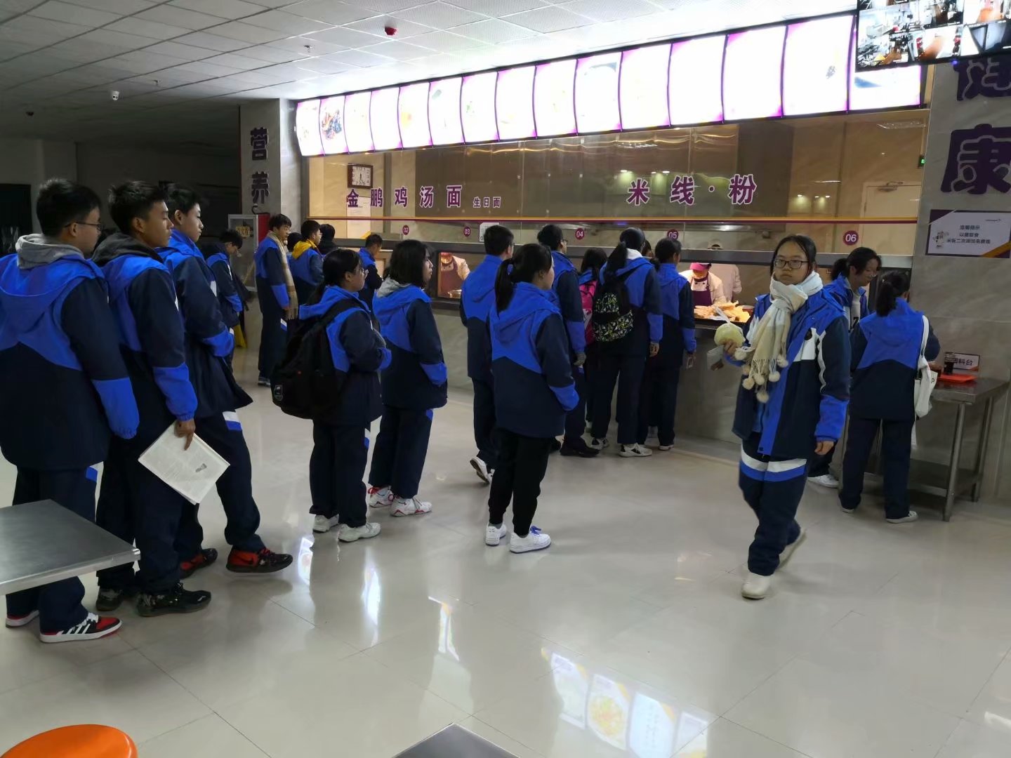 清晨的校园弥漫大雾,清晨的校园