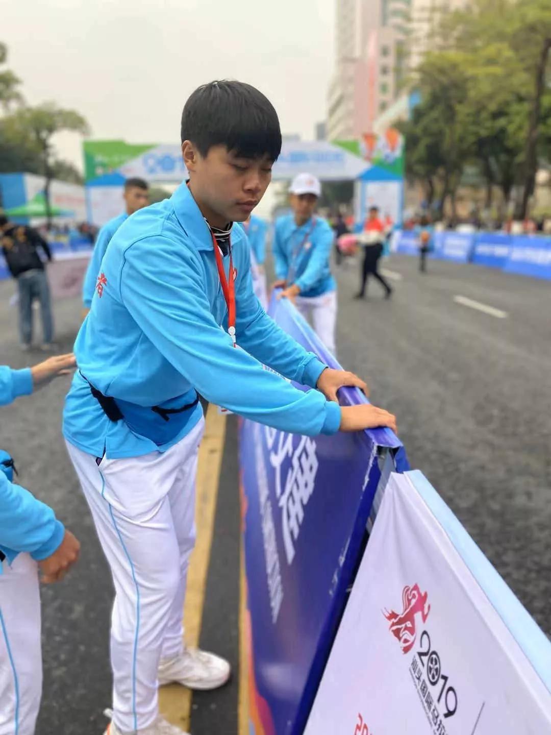 在街头当志愿者,凌晨四点出门当志愿者