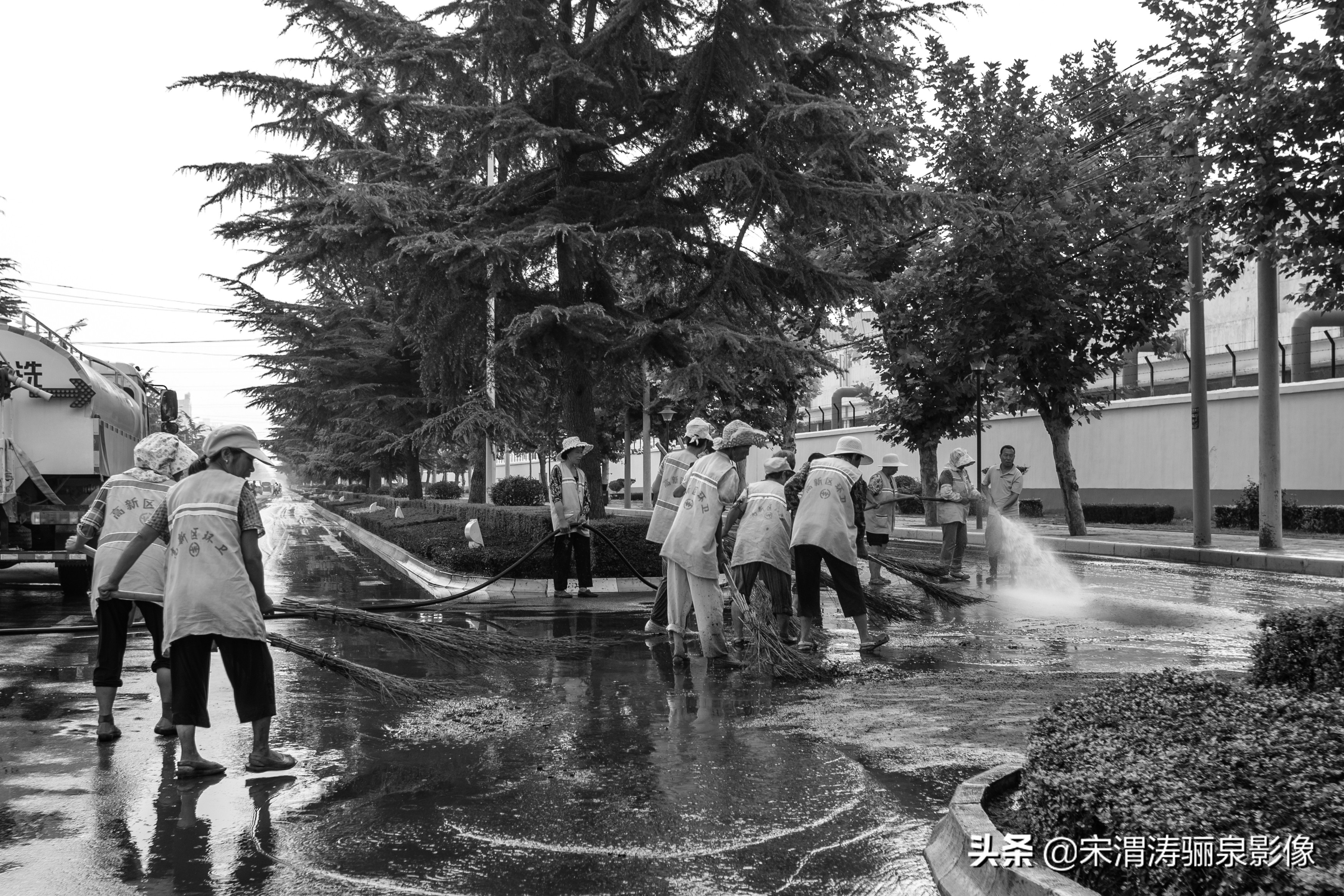 他排除残疾的身体,努力在工作之余记录和反映草根人群的生存状况
