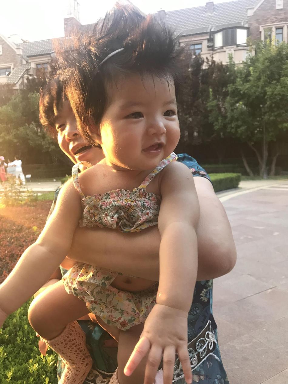凌潇肃小女儿近照曝光，穿碎花小裙发型太像爹，才8个月发量惊人