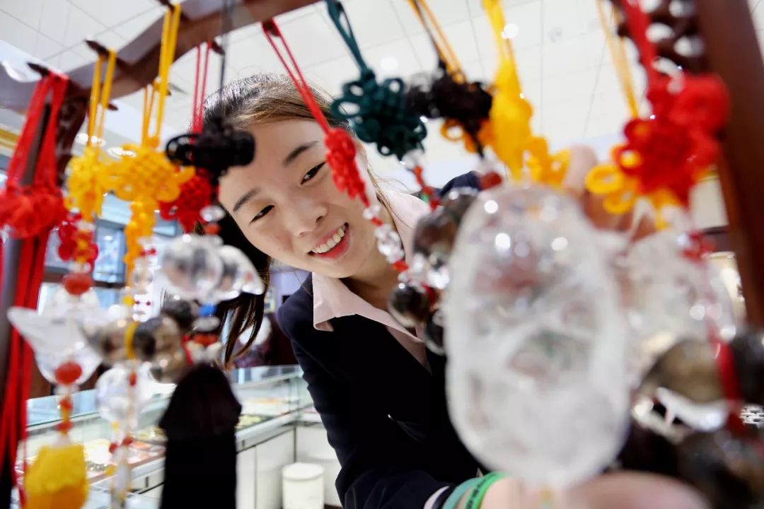 闻名世界！从提篮小卖到“流浪地球”，这，就是东海水晶