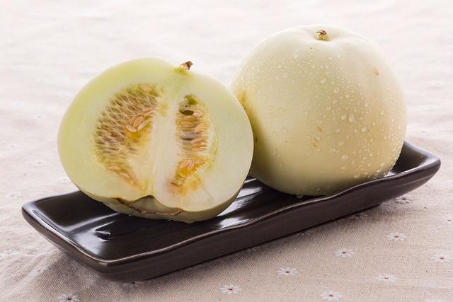 民勤特产美名扬，沙漠蜜瓜王中王，口感纯正味悠长