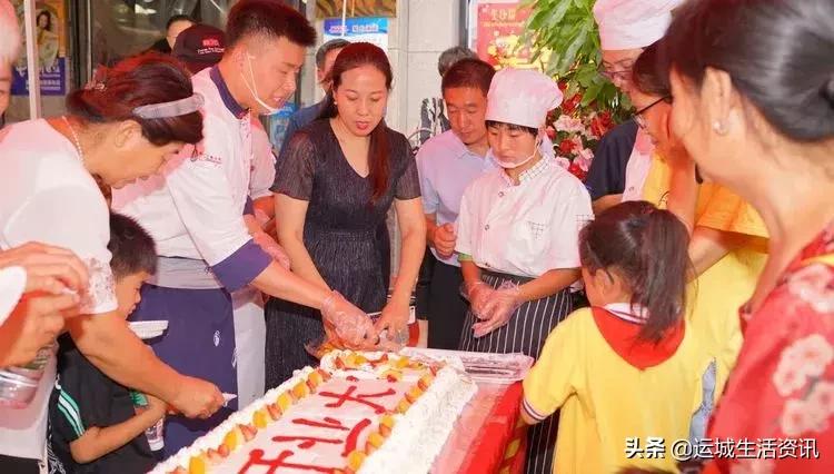 市民排队免费吃蛋糕：运城天鹅湾“生日颂烘焙”开业大酬宾