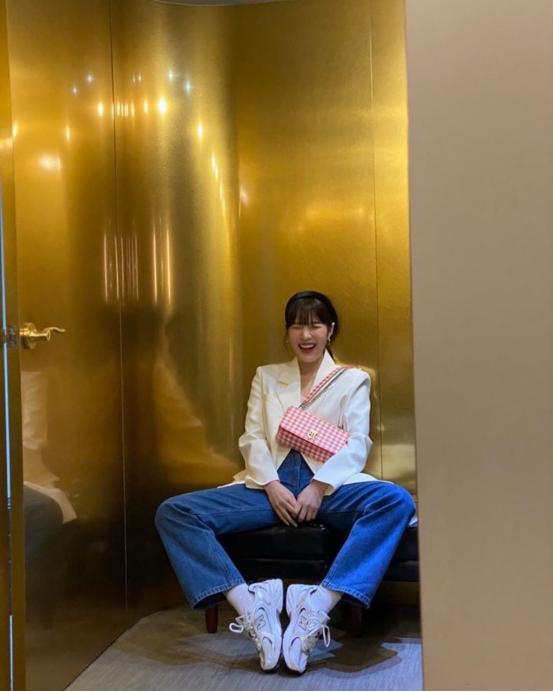 朴秀荣穿搭黑色毛衣,朴秀荣牛仔裤最新街拍