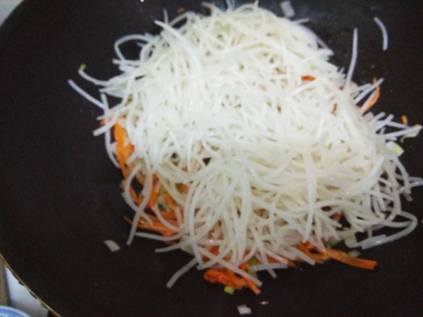 大厨教绿豆芽凉拌,大厨凉拌豆芽减脂餐做法