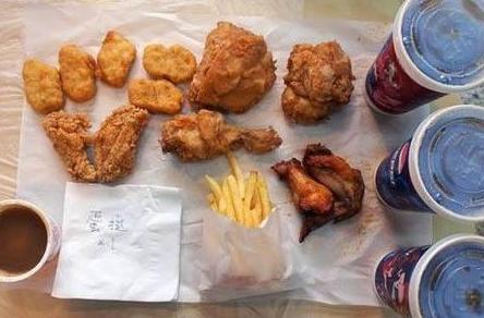 肯德基全家桶里面都有什么东西,肯德基全家桶中间为什么要放纸