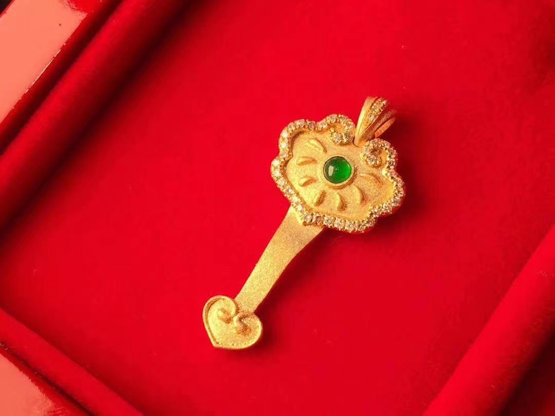 为什么结婚一定要买中国珠宝钻戒,结婚买钻戒好还是金首饰好