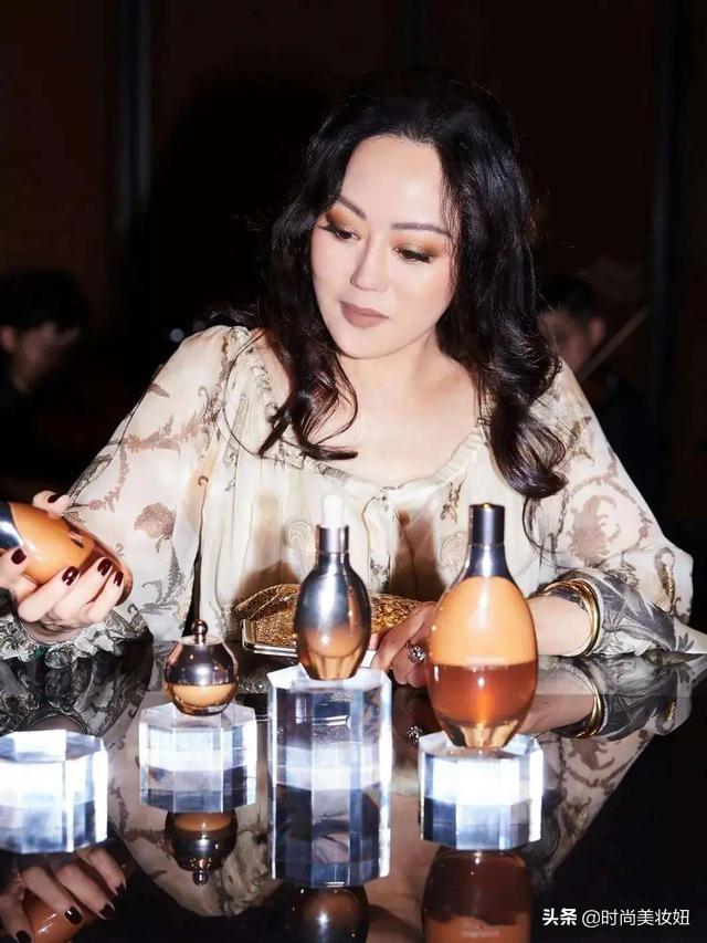 章小蕙穿全部吊带丝滑长裙,章小蕙吊带款式复古长裙