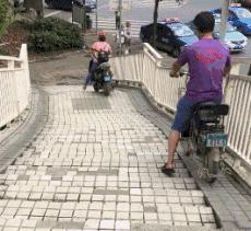 搞笑GIF：看来姑娘就是喜欢不平凡啊