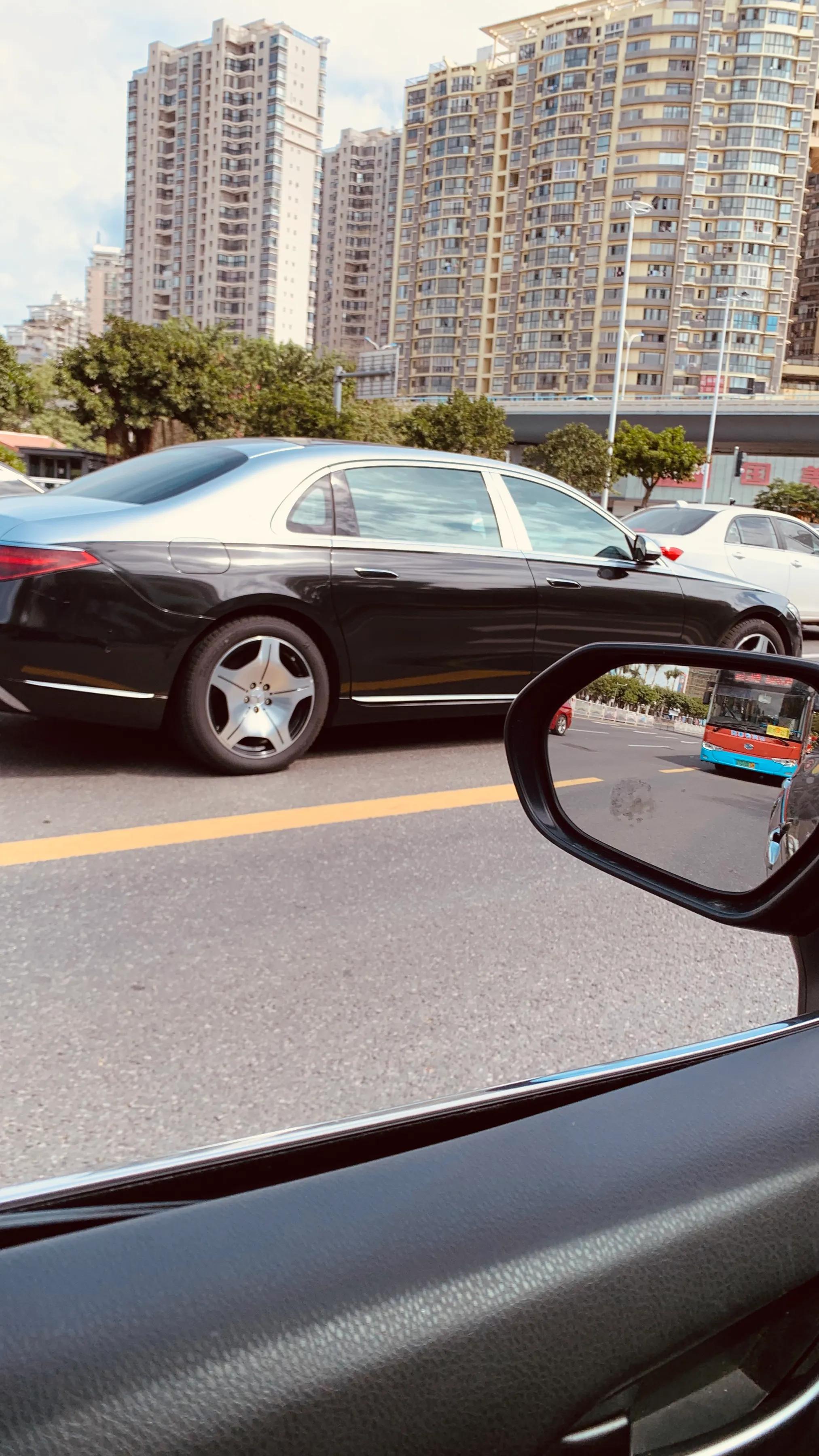 男生月赚1万工资算低吗,男生月收入一万块不多