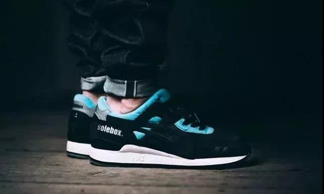 asics和耐克跑鞋,asics是复古与机能最好的诠释