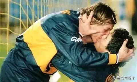足球球员之间的吻,足球现场亲吻