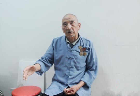 浙江老兵三个军功章,80岁老军人挂满军功章