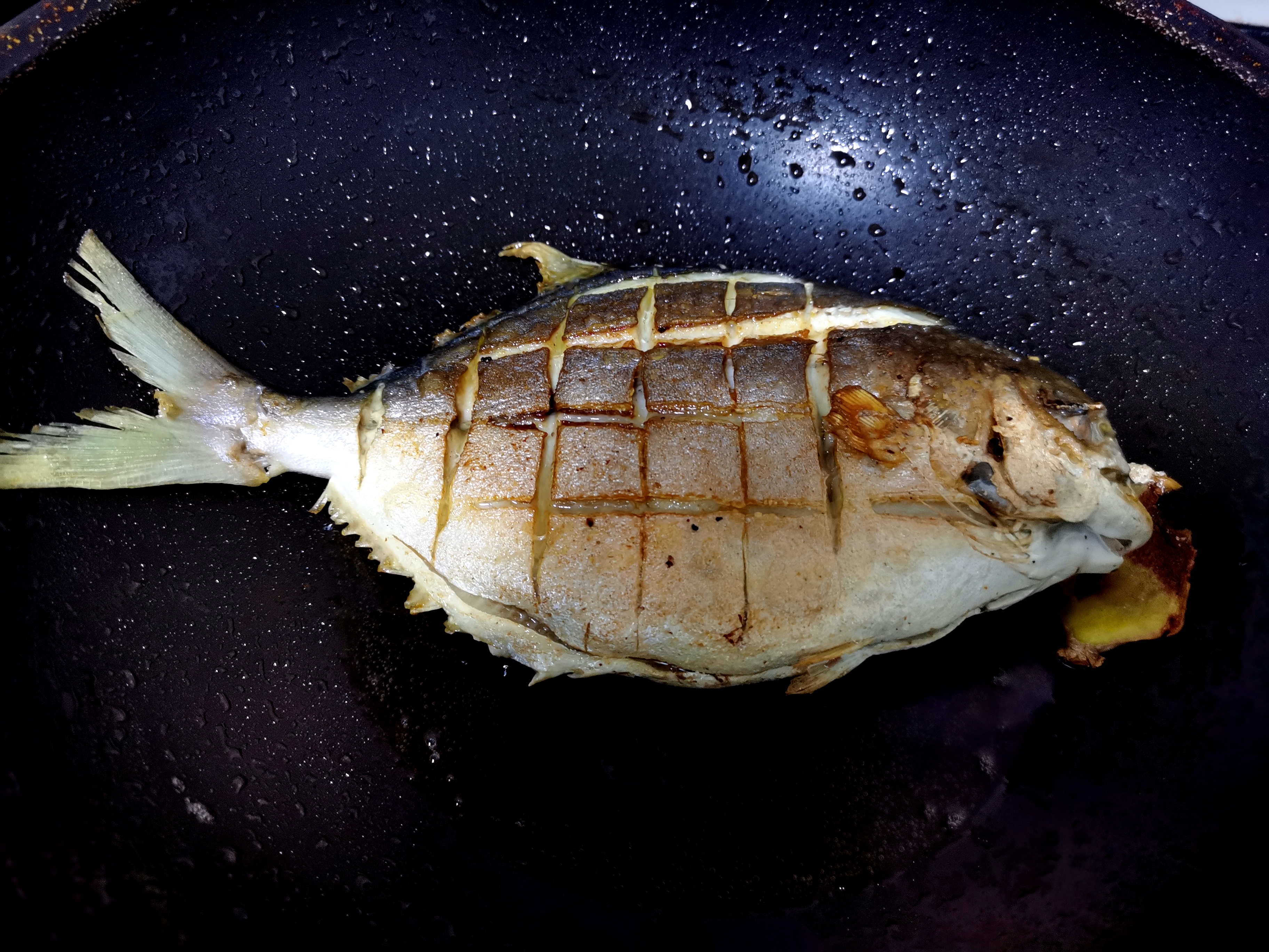 红烧金鲳鱼的家常做法鲜嫩可口,红烧金鲳鱼的正宗做法窍门