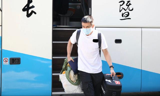 辽篮小前锋张镇麟抢赵继伟捧花,辽宁对广厦赵继伟张镇麟