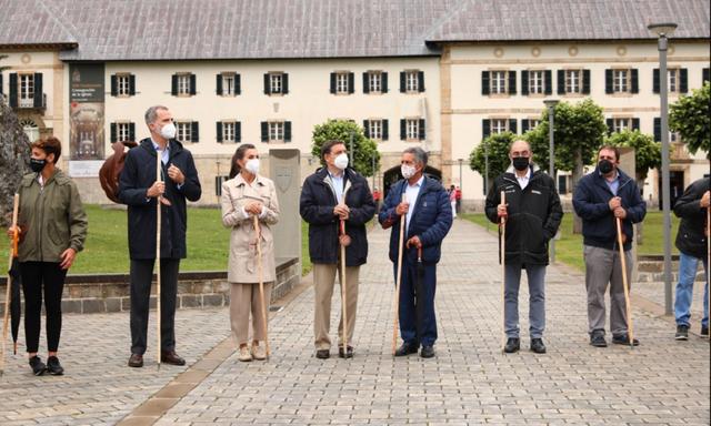费莱夫妇重走来时路，莱后穿平底鞋健步如飞，搭配失策惨变五五分