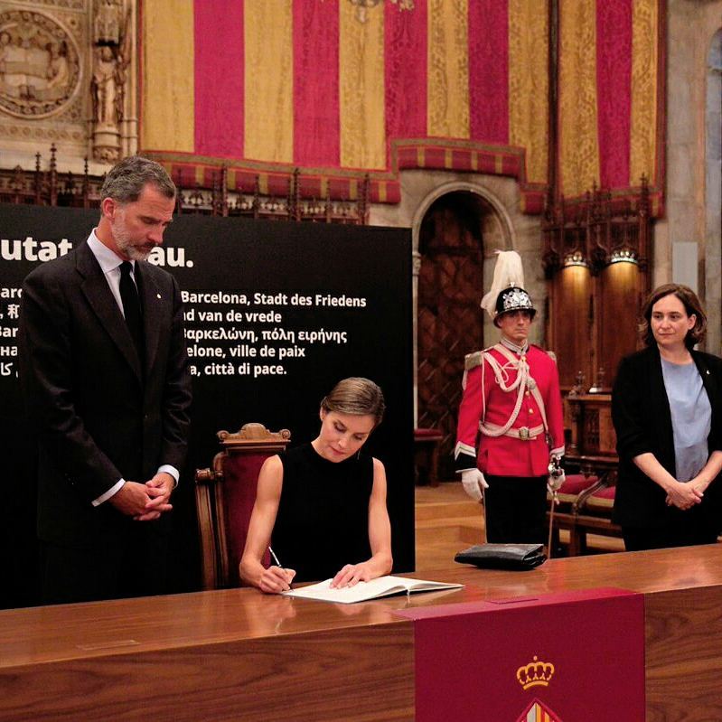 王室女性成员签名照:女王贵气,莱后最霸气,最优雅当属戴妃