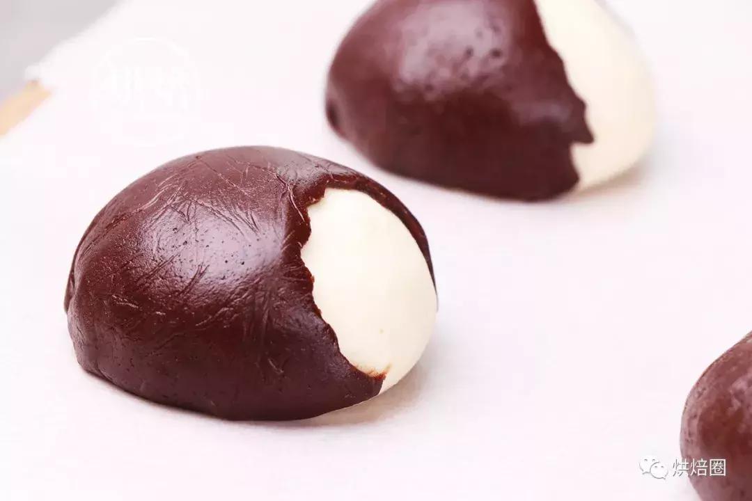 像这样把饼干皮覆在面包上就能烤出一大波孩子都爱的刺猬面包~