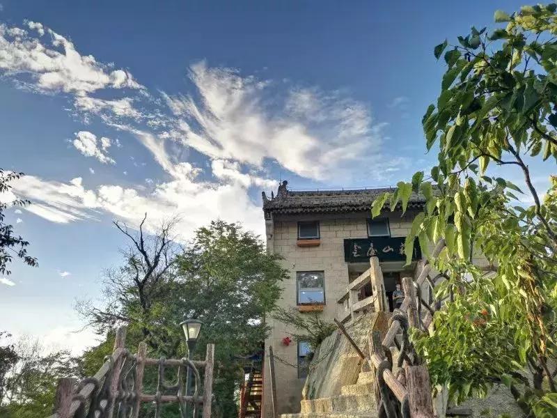 华山山顶住宿的地方,华山山上住宿推荐